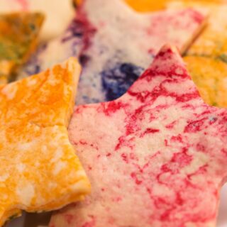 💕 Galletas de mantequilla.
💕 A una de mi hija le gusta mucho estas galletas y cada vez que las hago me dice el color que quiere que las prepare. Esta vez las hemos preparado de varios colores y varias formas. 
💕 La receta completa en español está aquí:
https://www.quebiensabe.com/es/irresistibles-galletas-de-mantequilla/
💕Ingredientes:
- 250g mantequilla sin sal
- 200g azúcar glas
-500g harina todo uso
- 1 huevo
- 1cdta vainilla
- 1 pizaca de sal.
💕 Elaboración:
1. Se tamiza la harina y se añade la sal.
2. Se mezcla la mantequilla y el azúcar glas a velocidad media durante 5 minutos.
3. Se añade el huevo y la vainilla y se sigue mezclando por 1 minuto más.
4. Ahora se agrega la harina de poco en poco hasta que esté toda integrada.
5. Se parte la masa en 3 y se colorea con colorante de azul, rosa y amarillo.
6. Se coge un poco de cada color, se mezcla un poco, se hace una bola y se aplasta.
7. Se lleva al horno precalentado a 180 grados durante 10 minutos.
8.- Se dejan enfriar y ya estan listas para comer.
💕 Ya sabéis no olvidéis suscribiros, darle al like, cometar y compartir para que más gente pueda disfrutar de esta maravilla.
#amigosfoodiesinsta #comilonessinparar #foodsharinggroup #goldentastyfoodie #recetasfaciles #easyfood#recetafacil #familyfood#delicious #yum #yummy #food # #foodie #foodblogger #recetasricas #recetasfaciles#galletasmantequilla #galletas #tiedye #meriendas #postres#cookies #buttercookies