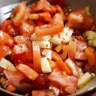 💕 Ensalada de tomate
💕 ¿A quien no le apetece una ensalada de tomate en este calor? Y más si los tomates son ricos y de tu propio huerto.
💕 Ingredientes:
- Tomates
- Queso curado
- Ajo
- Orégano
- Sal
- Aceite de oliva
- Vinagre de módena
💕 Elaboración:
1.- Se cortan los ingredientes a nuestro gusto.
2.- Se añade el queso y el tomate en un bol.
3.- Ahora se agrega el ajo cortado muy picadito.
4.- Se aliña con sal, vinagre y aceite.
5.- Por último se agrega el orégano y disfrutar.
💕 Ya sabéis no olvidéis suscribiros, darle al like, cometar y compartir para que más gente pueda disfrutar de esta maravilla.
#amigosfoodiesinsta #comilonessinparar #foodsharinggroup #goldentastyfoodie #foodexplorertribe #recetasfaciles #easyfood#recetafacil #familyfood#delicious #yum #yummy #food #foodie #foodblogger #recetasricas #recetasfaciles #tomatoes #tomate #ensalada #salad #vinagreta #dressing
