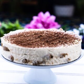💕 Tiramisú
💕 Esta es una de mis recetas estrella, a todo el mundo gusta por su sabor intenso y porque no está muy dulce y empalagoso. Puedo decir que hay mucha gente que prefiere el mío que el que compran en los restaurantes o pastelerías.
💕 INGREDIENTES
- 300g soletillas
- 500g queso mascarpone
- 2 huevos
- 75g azúcar
- 300ml espresso (café)
- 400ml nata para montar(35% M.G)
- 50ml Amaretto (licor)
- 20g Cacao
💕 ELABORACIÓN
1.-Separa las yemas de las claras.
2.-Bate las yemas con el azúcar hasta que la mezcla doble su tamaño y se vuelva mas blanquecina, puedes usar una batidora de mano (5 mins aprox). Guarda la mezcla.
3.-Monta las claras a punto de nieve, tápalas y reserva para luego.
4.-Ahora añade el queso mascapone en frío a la mezcla de azúcar y yemas y mezclaas, puedes usa una batidora eléctrica de mano o unas varillas.
5.-Añade un poco de café a la mezcla y contmia batiendo un poco más hasta incorporarlo.
6.-Monta la nata en otro bowl o recipiente.
7.-Ahora añade la mezcla de queso, azúcar, huevo y cafe a la nata montada, puedes usar varillas de mano o batidora eléctrica de mano.
8.-Incorpora las claras a punto de nieve con una espátula y con movimientos envolventes. Guarda la mezcla para depués.
9.-Echa el Aaretto al café (si quieres que las soletillas tenga un sabor al licor).
10.-Hora de formar las capas del tiramisú
Primero ponemos la mitad de la crema que hemos hecho, luego ponemos una capa de las soletillas mojadas en el café, y a continuación un poco de cacao con la ayuda de un colador y repetimos las mismas capas.
11.-Para mejor resultado dejamos la tarta en la nevera de 6 a 8h y a comer!!
💕 Ya sabéis no olvidéis suscribiros, darle al like, cometar y compartir para que más gente pueda disfrutar de esta maravilla.
#amigosfoodiesinsta #comilonessinparar #foodsharinggroup #goldentastyfoodie #foodexplorertribe #recetasfaciles #easyfood#recetafacil #familyfood#delicious #yum #yummy #food #foodie #foodblogger #recetasricas #recetasfaciles #tiramisù #café #postres #italianfood