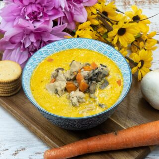 💕 Sopa de pollo y setas
💕 Desde que descubrí esta sopa no paro de hacerla, es una de las recetas que tengo siempre en mi menú. Más o menos la prepararo cada dos semanas, y en invierno a veces la hago cada semana, porque es súper nutritiva, es muy fácil de hacer. Espero que os guste igual o más que a mi.
💕 Ingredientes:
- 30g mantequilla
- 2 cdas aceite de oliva
- 1 cebolla
- 3 dientes de ajo
- 1 & ½ cdtas pimienta negra
- 1 cdta paprika
- 1 cdta sal o al gusto
- 450g setas o champiñones
- 500g pechuga de pollo
- 75g apio
- 150g zanahoria
- 1L sopa de pollo
- 150ml nata para cocinar
- 2 pastillas de caldo de pollo
💕 Elaboración:
1.- Pon la mantequilla y el aceite de oliva en una olla a fuego medio.
2.- Corta la cebolla a cuadraditos y el ajo bien picadito.
3.- Fríe la cebolla y el ajo hasta que esten doraditos.
4.- Añade el pollo salpimentado (cortado en cuadraditos pequeños) y cocínalo hasta que este medio hecho, unos 8 o 10 mins, dependiendo del tipo de pollo .
5.- Ahora se añaden las verduras (setas, zanahoria y apio) cortadas a cuadraditos pequeños y se sigue cocinando unos 5 mins más.
6.- Pon sal, la pimineta, la parprika y las pastillas de caldo de pollo.
7.- Echamos el caldo de pollo y la nata, se cubre con una tapadera y se cocina por unos 20 o 30 mins hasta que el pollo y los vegetales esten listos para comer.
8.- Siempre se puede añadir mas sal o pimienta al gusto.
9.- Se puede degustar sola o con algunas galletitas saladas, picos….
💕 Ya sabéis no olvidéis suscribiros, darle al like, cometar y compartir para que más gente pueda disfrutar de esta maravilla.
#amigosfoodiesinsta #comilonessinparar #foodsharinggroup#goldentastyfoodie#goldentastyoct #foodexplorertribe #recetasfaciles #easyfood#recetafacil #familyfood#delicious #yum #yummy #food # #foodie #foodblogger #recetasricas #pollo#sopa #soup #mushrooms #setas #almuerzo #lunch